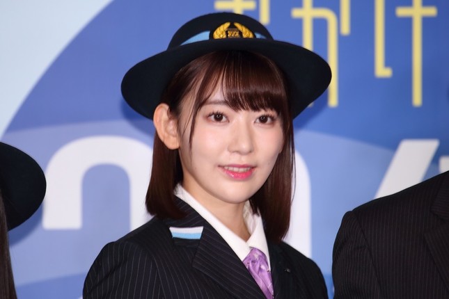 HKT48の宮脇咲良さん。着ているのはCMに出演している東京モノレールの制服だ。（17年12月撮影）