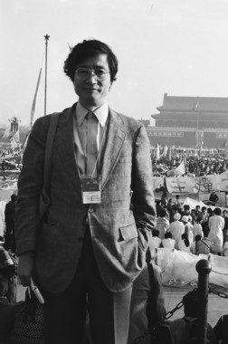 当時の天安門広場で撮った唯一の写真。記念に記者仲間にシャッターを押してもらった（1989年5月）