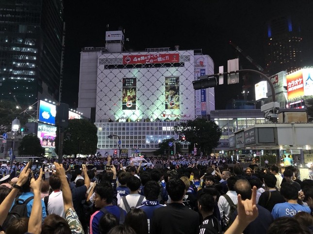 コロンビア戦直後の渋谷スクランブル交差点の様子（香波さん撮影）