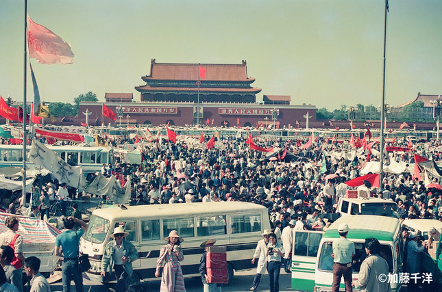 毛沢東が建国宣言した天安門楼閣。手前の広場を占拠した学生らはピーク時、100万人に達した（1989年5月、加藤千洋氏撮影）