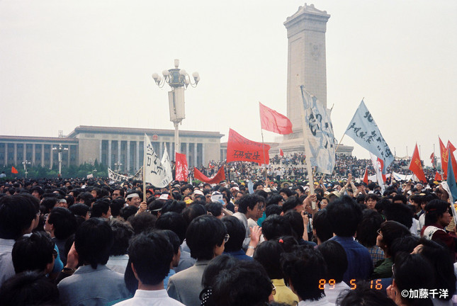 1989年5月16日の中ソ首脳会談の当日、改革派ゴルバチョフにアピールしようと多くの学生が広場に結集した（加藤千洋氏撮影）