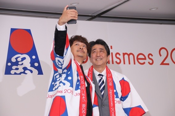 安倍首相と自撮りツーショット（編集部撮影）