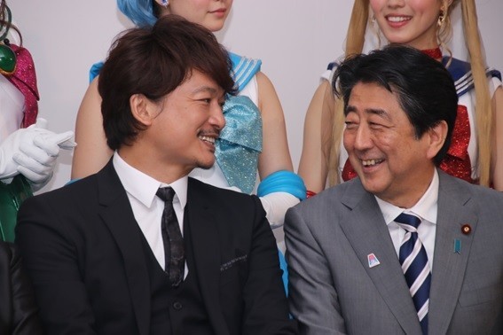 安倍首相と笑顔で談笑する場面も