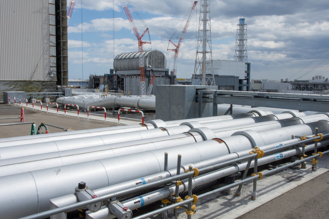 何本もの配管が伸びていた