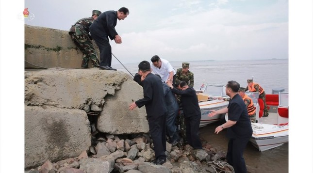 岸壁をよじ登って上陸（写真は朝鮮中央テレビから）