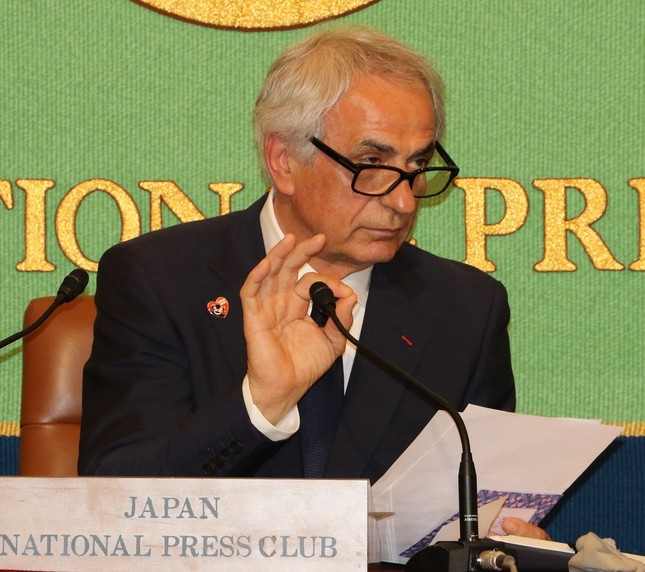 解任後の会見で、選手やスタッフなどから届いたメッセージを読むバヒド・ハリルホジッチ前監督（2018年4月27日撮影）