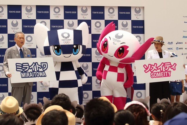 「ミライトワ」（左）と「ソメイティ」（右）。お披露目イベントで名前が発表された