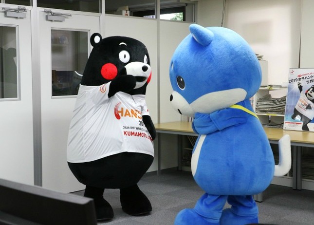 まさかの「悲劇」後、くまモンとカス丸は握手を交わす