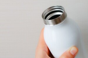 「金属製の水筒にスポドリ、絶対NG」って本当？　研究機関、メーカーに聞くと...