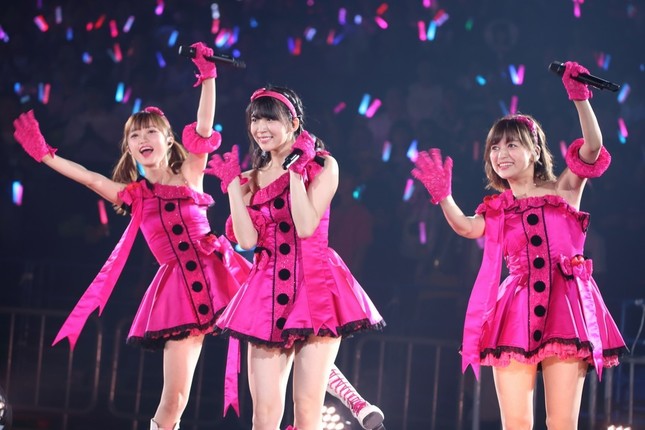 中井さんは3人組のユニットで登場。左から中井さん、奈良未遥（みはる）さん、中村歩加さん