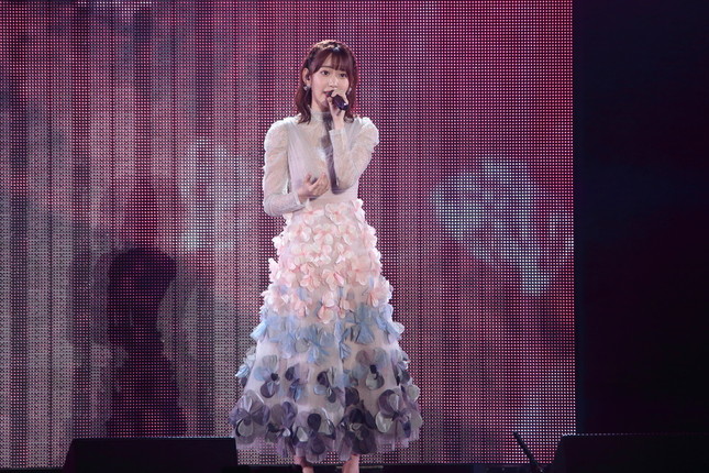 「R.S.に捧ぐ」を披露するHKT48の宮脇咲良さん