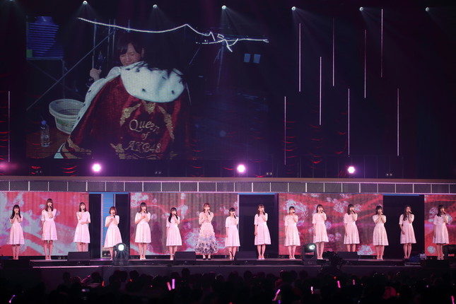 総選挙1位のマントをまとった、指原さんとみられる人物がモニターに大きく映し出された