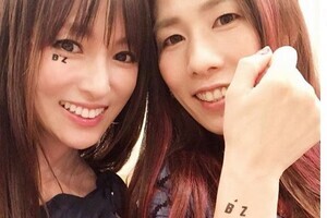吉田沙保里と深キョンがB'zのライブに　手作りシールも