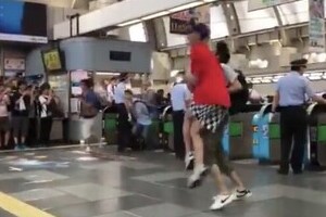 コミケ「始発ダッシュ」になんと逆走ユーチューバー　衝突して謝罪するも動画は公開