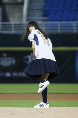 トルネード投法に挑戦する乃木坂46の齋藤飛鳥さん