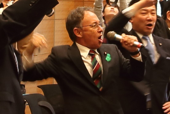 野党集会でシュプレヒコールをあげる玉城デニー衆院議員（写真中央、2018年4月撮影）。「オール沖縄」勢力が擁立を目指している
