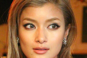 ローラ、サマソニ演奏中に「腹筋」トレ　「アーティストに失礼」「謎すぎて笑った」