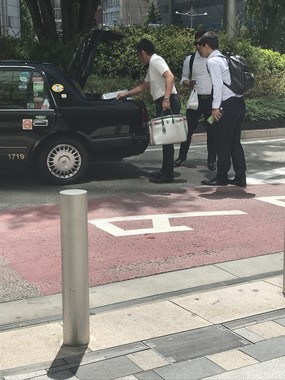 乗車に成功したのか、荷物を積み込む様子も（＠PHxWrGvB4hXznq7）