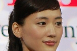 綾瀬はるかのテンションが「怖い」？　絶叫「ホームラ～ン！」CMに困惑も