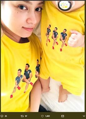 長友さんがプリントされた部屋着（平愛梨さんのツイッターより）