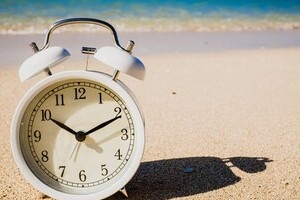 上から目線のサマータイム導入、大手紙は「慎重」で歩調が一致