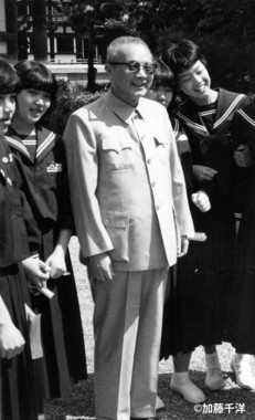 1983年春、奈良の唐招提寺で修学旅行生と気軽に写真をとる胡績緯社長）