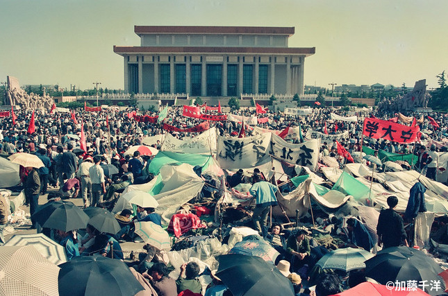 5月16日の天安門広場には大群衆が詰めかけた。西隣の人民大会堂にいるだろうゴルバチョフ書記長の耳に、自分たちの声が少しでも届いたらと。