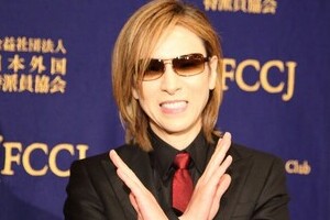 YOSHIKI、羽田で大報道陣に遭遇　てっきり自分目当てかと思ったら...