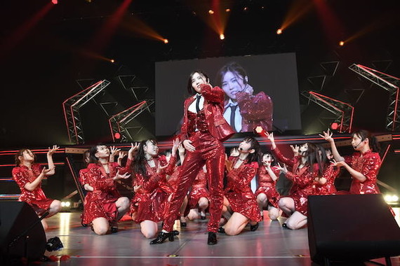 「いきなりパンチライン」は、3か月ぶりに松井さんセンターで披露された （c）AKS