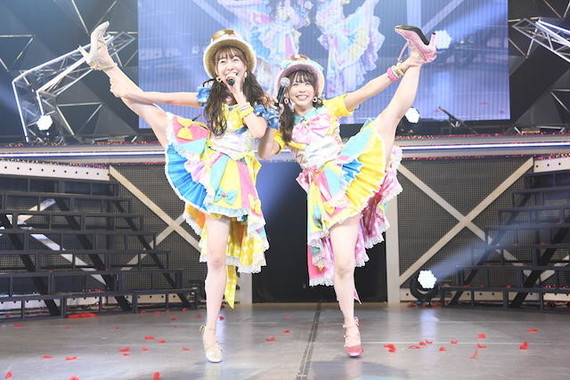 「ここで一発」を披露した須田亜香里さん（左）と松村香織さん（右）（c）AKS