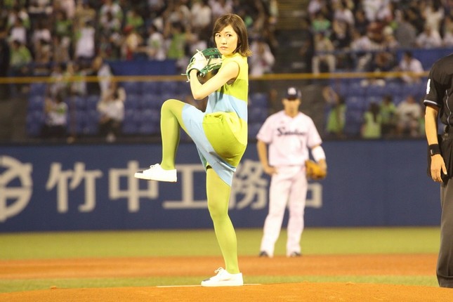 初めての始球式に臨む渡辺麻友さん。ボールはツーバウンドの末にミットに収まった