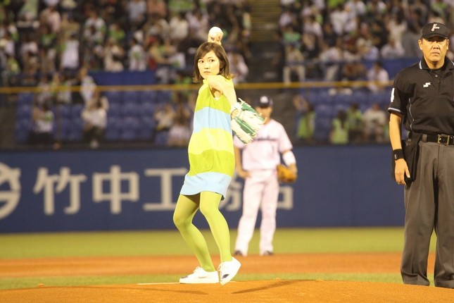 初めての始球式に臨む渡辺麻友さん。ボールはツーバウンドの末にミットに収まった