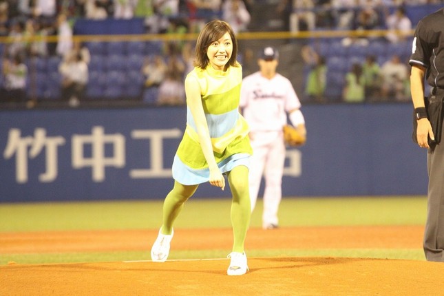 初めての始球式に臨む渡辺麻友さん。ボールはツーバウンドの末にミットに収まった