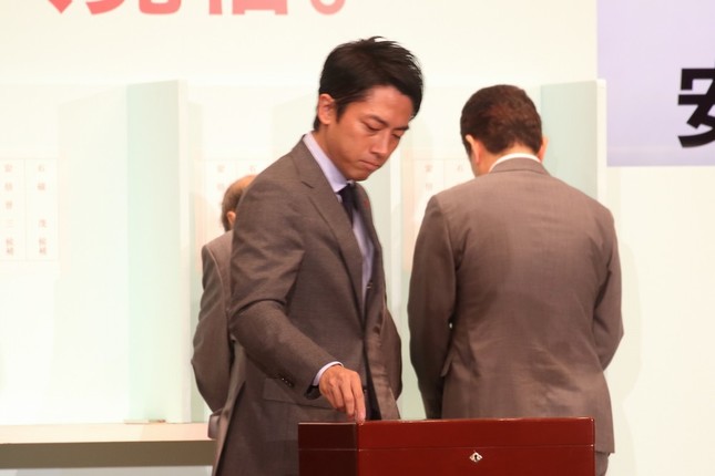 総裁選で石破茂元幹事長に投票する小泉進次郎筆頭副幹事長