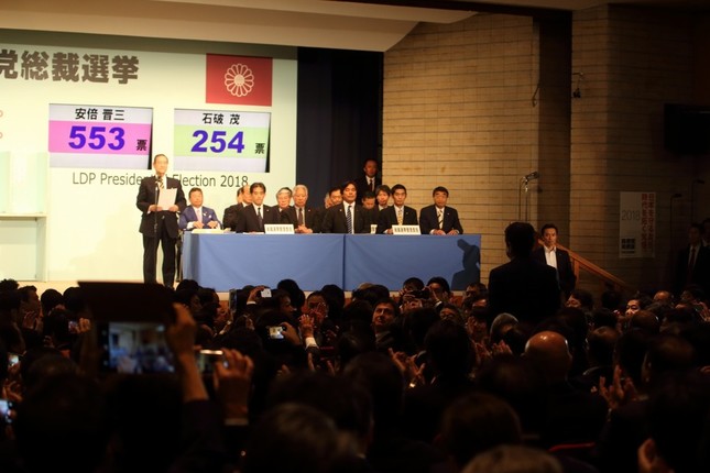 3選が決まり自席で立ち上がる安倍晋三首相（手前右）