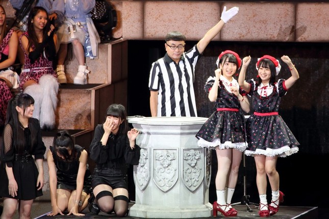 「Fortune cherry（フォーチュン・チェリー）」（写真右）は本戦で6戦を勝ち抜いて優勝した。左側はNGT48の2期生16人で結成し、準優勝したユニット「2ki」