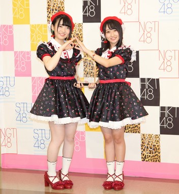 優勝した「Fortune cherry（フォーチュン・チェリー）」。左からAKB48の多田京加（ただ・きょうか）さん（19）、HKT48の松田祐実（まつだ・ゆみ）さん（16）