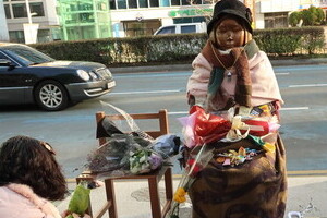 慰安婦財団どこへ行く　文氏「解散示唆」に韓国メディアも警戒感