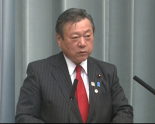 就任会見に臨む桜田義孝五輪担当相（写真は政府インターネットテレビの動画から）