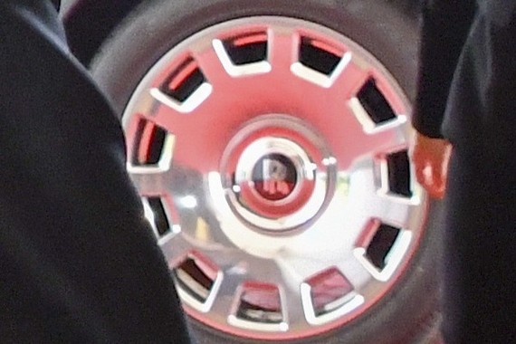 ホイールの部分を拡大すると…？（写真は米国務省撮影）