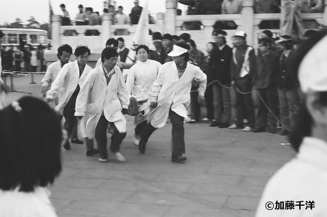 昏倒した学生を担架で運ぶ