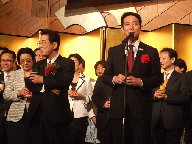 与党時代の2012年に開かれた仙谷氏のパーティー。写っている蓮舫参院議員、古川元久衆院議員らは、今は別々の党で活動する