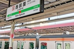 スーツ男性「大暴れ」動画が話題　駅ホーム騒然「オラー！」「止めて！」