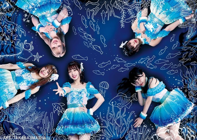 2012年のNHK紅白歌合戦で披露した「パレオはエメラルド」（2011年）の衣装。バレエの回転技、バク宙、全員によるラインダンスと、盛り沢山の演出だった