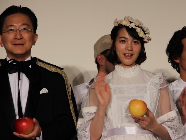 イベントに出席したのんさん（右）と達増知事（左）