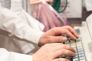 「募金箱のお金をレジに」告発動画が拡散　コンビニ関係者から総ツッコミ→削除