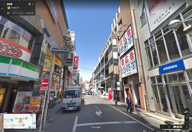 現場の周辺（Google Mapsのストリートビュー）より。右手に火災現場となったビル、左手奥にクアトロが