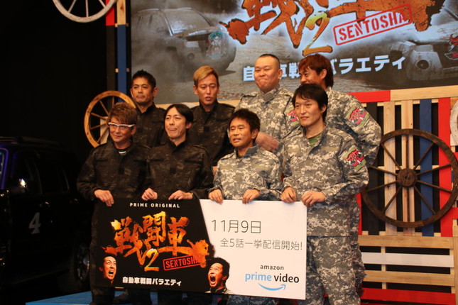 パネルを持つ登壇者ら（2018年11月撮影）