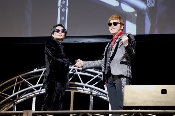 「U-FES」で握手を交わしたHIKAKINさんとワタナベマホトさん