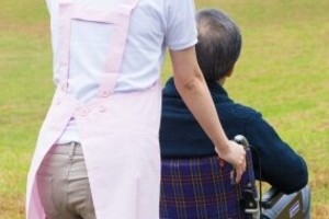 介護は「単純労働」？ メディアの呼称に不快感続出、法務省の見解は